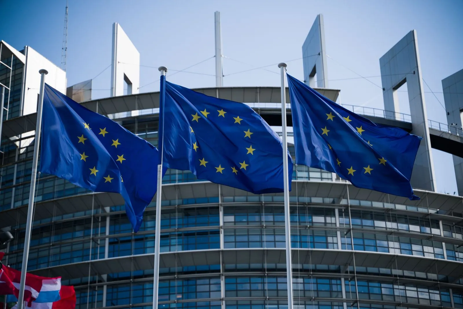 Drapeaux européens devant le Parlement européen à Strasbourg