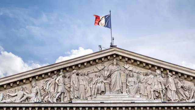 Fronton de l’Assemblée nationale surmonté du drapeau français