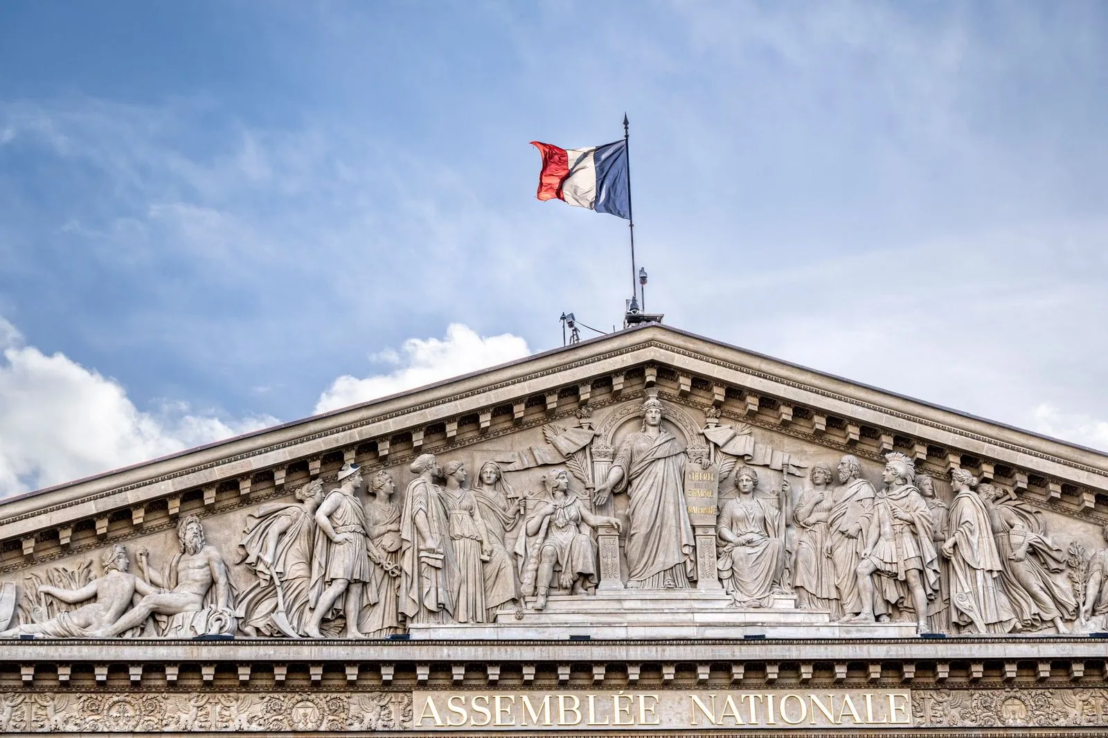 Fronton de l’Assemblée nationale surmonté du drapeau français