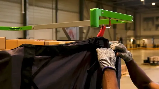 Pose d’une housse Ecklo avec le bras de l’Ecklomat