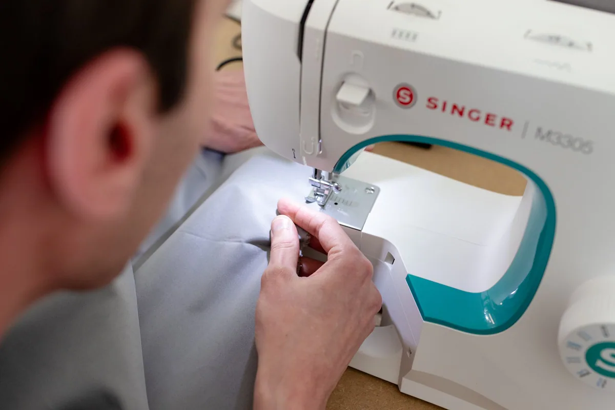 Couture d’un prototype de housse sur une machine à coudre dans l’atelier Ecklo