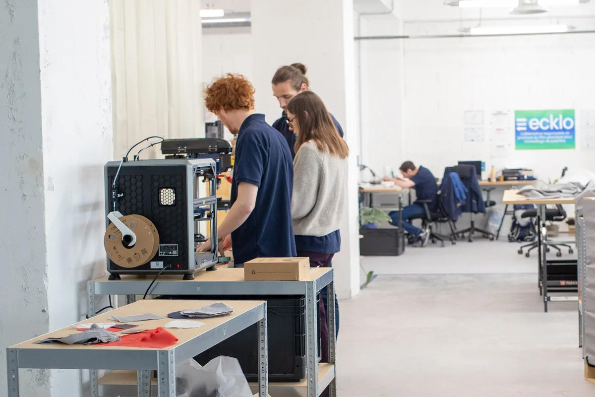 L’équipe Ecklo dans l’atelier de Nanterre, autour d’une imprimante 3D