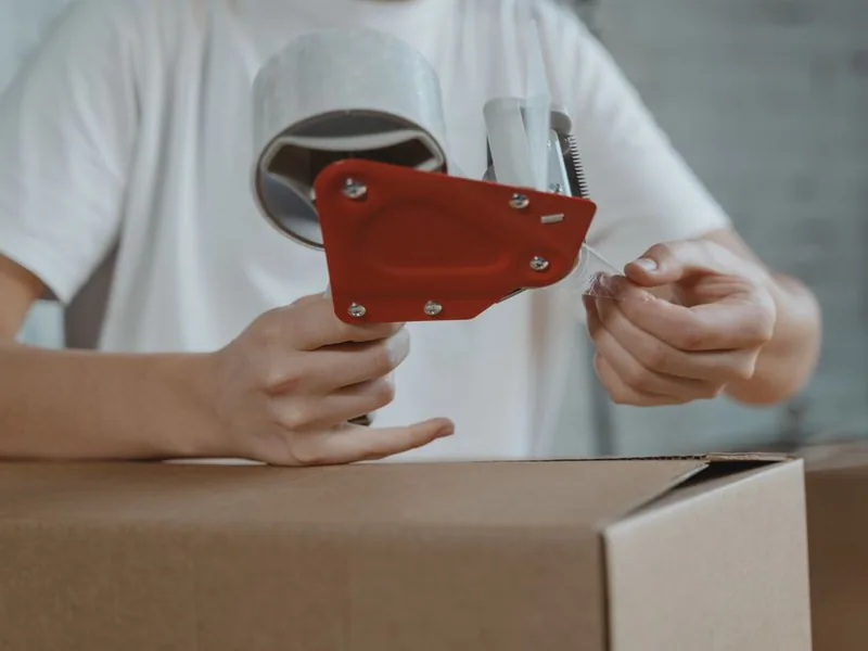 Fermeture d’un carton au dévidoir d’adhésif