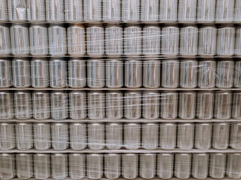 Palette de canettes maintenue par du film étirable