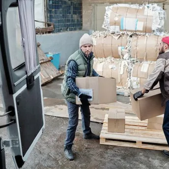 Chargement d’un véhicule de livraison sur site industriel