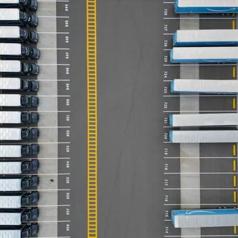 Camions alignés sur une plateforme logistique, vue aérienne