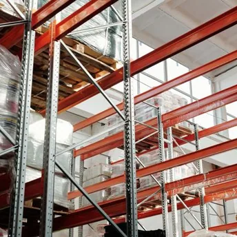 Palettes stockées sur racks dans un entrepôt