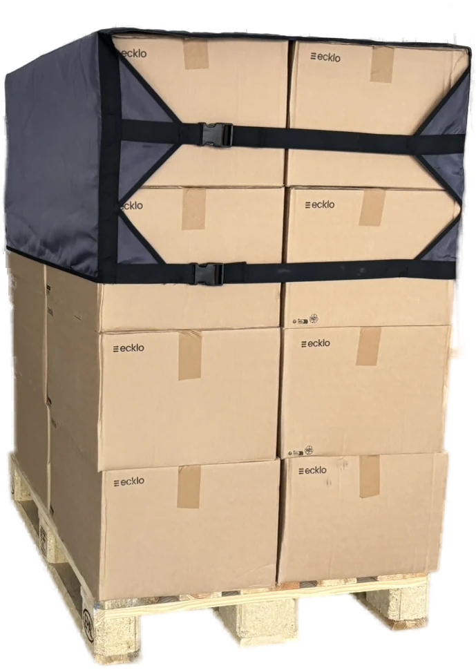 Bonnet EB Ecklo clipsé sur le haut d’une palette de cartons